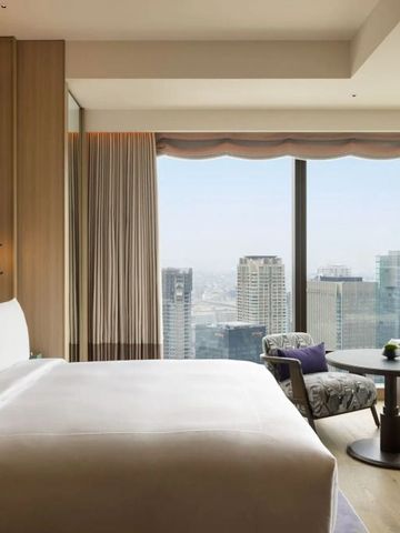 Geräumiges Hotelzimmer mit Aussicht auf die Skyline von Osaka
