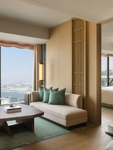 Moderne Suite mit Wohnzimmer und Blick über die Stadt Osaka