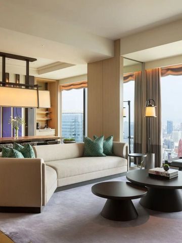 Luxuriöses Wohnzimmer in einer Suite mit Blick über Osaka