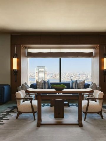 Luxuriöse Suite mit Panoramablick auf Osaka und eleganter Einrichtung