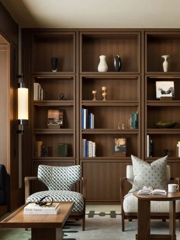 Geschmackvolle Lounge-Ecke mit Bücherregal und gemütlichen Sitzgelegenheiten