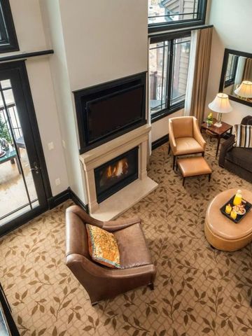 Eleganter Wohnbereich mit Kamin und Terrasse