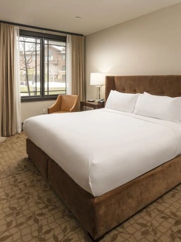 Gemütliches Schlafzimmer mit Kamin und Fensterblick