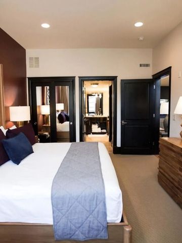 Luxuriöses Schlafzimmer mit großem Bett, Holzmöbeln und stilvollem Dekor