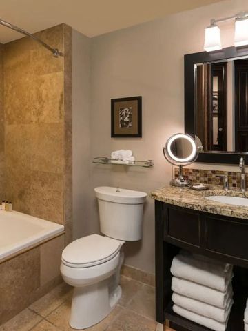 Moderner Badezimmerbereich mit Badewanne und stilvollen Details