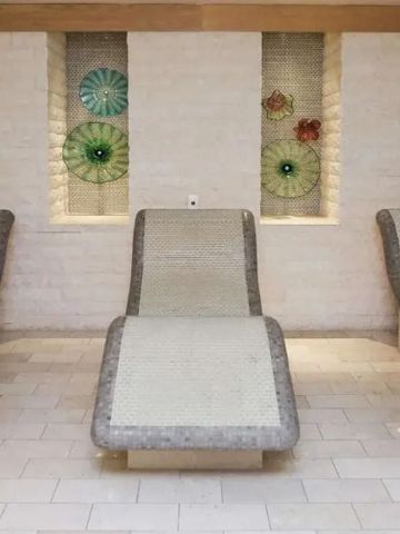Entspannungsraum im Spa mit Liegen und Wanddekoration