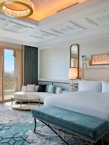 Großzügiges Hotelzimmer mit gemütlicher Sitzecke und Balkon