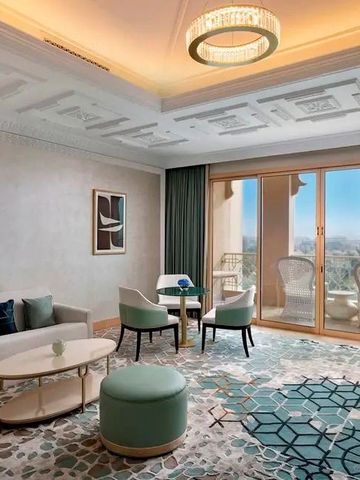 Luxuriöser Wohnbereich einer Suite mit stilvoller Einrichtung und Balkonzugang