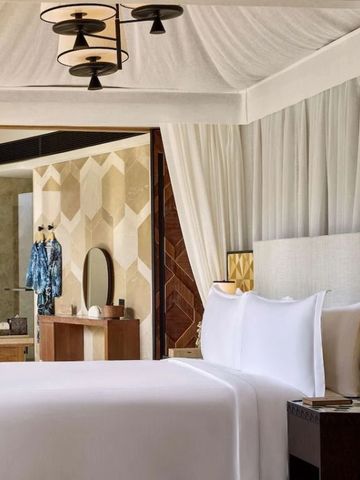 Luxuriöses Schlafzimmer mit Baldachinbett und stilvollem Badbereich