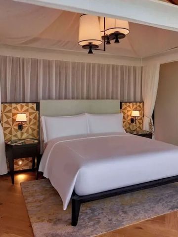 Gemütliches Schlafzimmer mit großem Bett und eleganter Beleuchtung