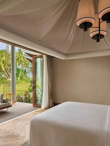 Helles Schlafzimmer mit offenem Zugang zum Garten und natürlichem Licht