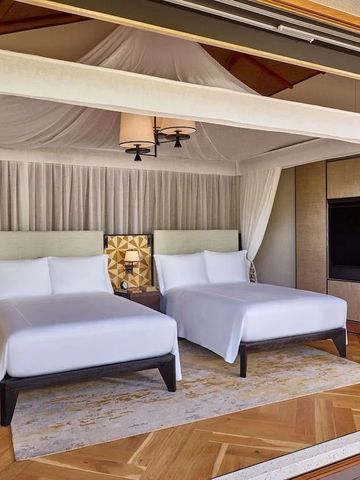 Geräumiges Zimmer mit zwei Betten und offenem Design auf Platte Island