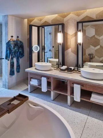 Modernes Badezimmer mit freistehender Badewanne und Doppelwaschbecken