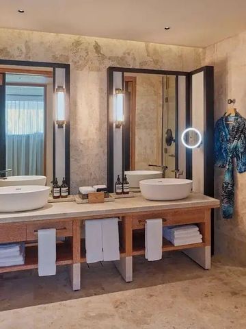 Luxuriöses Badezimmer mit Doppelwaschbecken und exklusiver Ausstattung