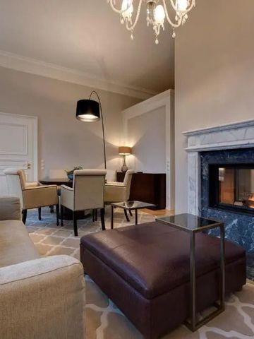 Gemütliches Wohnzimmer einer Suite mit Kamin und eleganten Möbeln