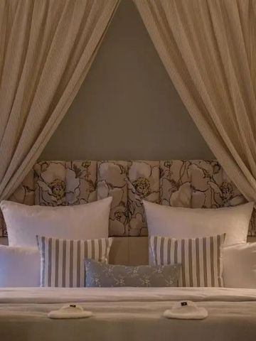 Einladendes Himmelbett in einem liebevoll dekorierten Schlafzimmer