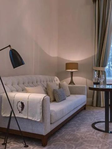 Stilvoll eingerichtete Sitzecke mit Blick auf große Fenster