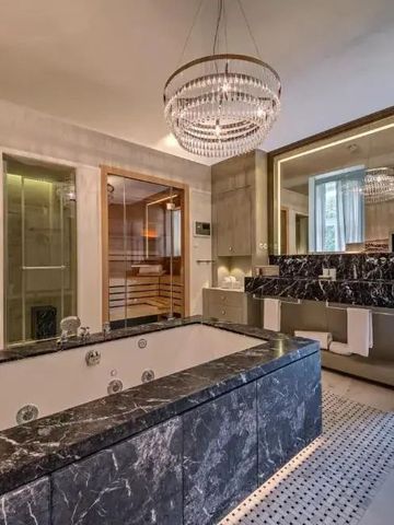 Luxuriöses Badezimmer mit Whirlpool, Marmor und Kronleuchter