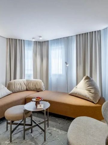 Helle Lounge mit großer Sitzgruppe und natürlichen Farbtönen