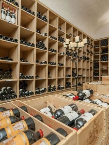 Weinkeller mit Holzkisten und Regalen voller erlesener Weine
