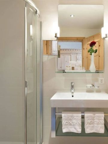 Kompaktes und elegantes Badezimmer mit Dusche und Waschtisch