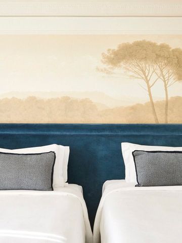 Elegantes Doppelzimmer mit minimalistischer Kunst und hochwertigen Textilien