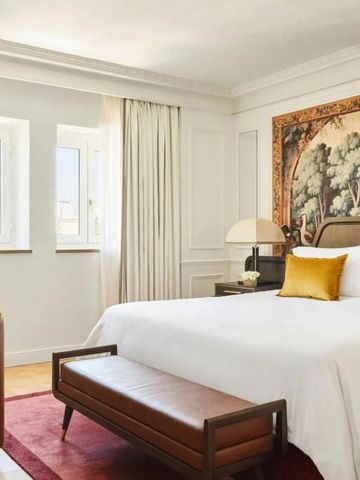 Helles und einladendes Hotelzimmer mit klassischen Möbeln und eleganten Textilien