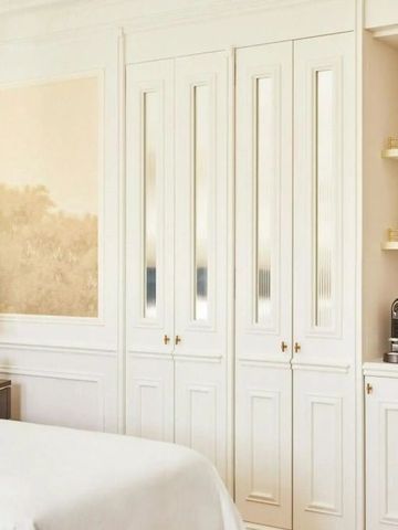 Helles Hotelzimmer mit eleganter Einrichtung und Kaffeemaschine