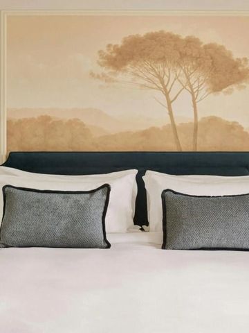 Bett mit eleganter Kopfteilgestaltung in einem stilvollen Hotelzimmer