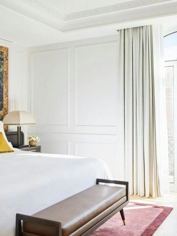 Schön eingerichtetes Hotelzimmer mit dekorativem Wandteppich