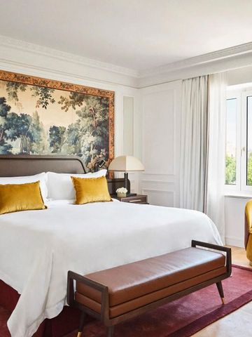 Hotelzimmer mit luxuriösem Doppelbett und stilvollem Interieur