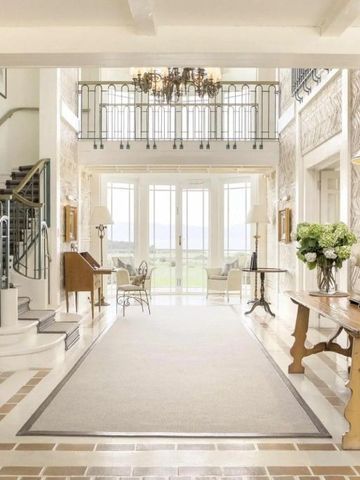 Prächtige Hotel-Lobby mit großzügigem Eingangsbereich und luxuriöser Einrichtung