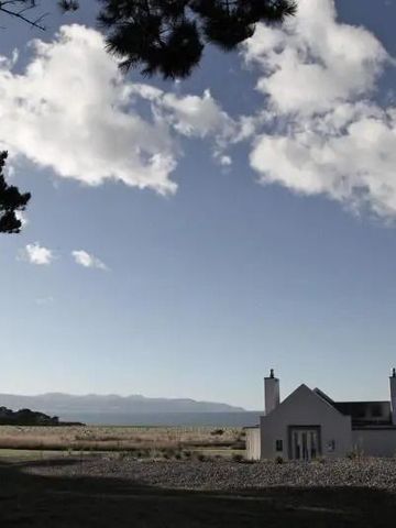 Landhaus mit weitem Blick auf das Meer und die umliegende Landschaft.