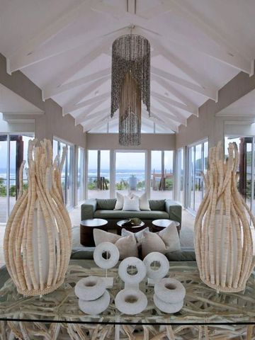 Geräumige Lounge mit stilvollem Design und Meerblick