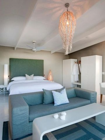 Modernes Hotelzimmer mit einem gemütlichen Sofa und exklusiver Beleuchtung