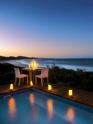 Beleuchtetes Abendessen auf Terrasse mit Meerblick bei Dämmerung