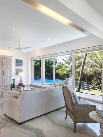 Helle Suite mit großen Fenstern und Blick auf den Pool