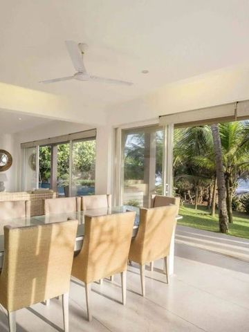 Elegantes Esszimmer mit Blick auf tropischen Garten und Meer