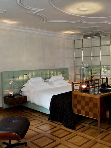 Luxuriöses Schlafzimmer mit modernem Design und Holzfußboden