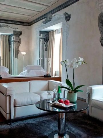 Luxuriöse Suite mit kunstvoller Wandmalerei und moderner Einrichtung im Widder Hotel