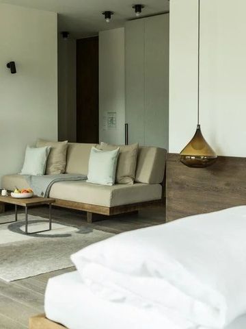 Modern eingerichtete Suite mit gemütlichem Sitzbereich im Hotel Wiesergut.