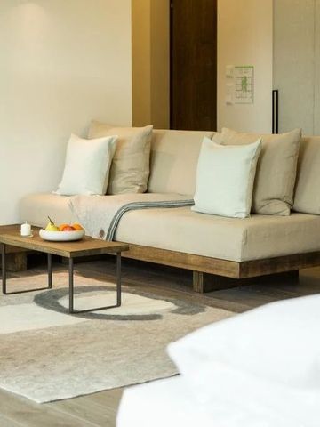 Gemütlicher Sitzbereich in einer Suite mit modernem Design im Hotel Wiesergut.