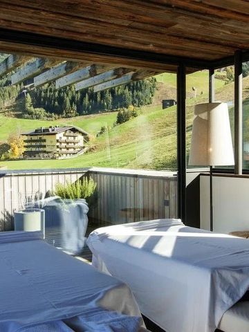 Außenbereich mit Massagetischen und Alpenblick im Hotel Wiesergut
