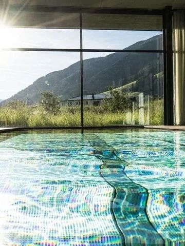 Innenpool mit Panoramablick auf die Berge im Hotel Wiesergut