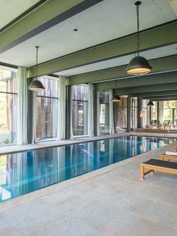 Eleganter Innenpoolbereich im Hotel Wiesergut mit Sitzgelegenheiten