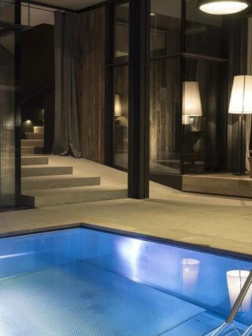 Beleuchteter Innenpool mit moderner Architektur bei Nacht