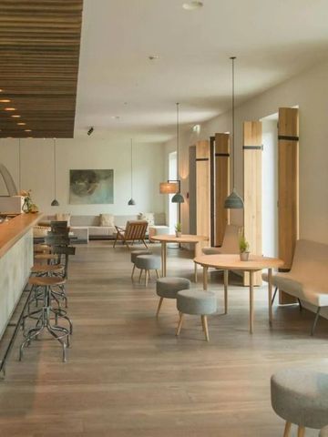 Helle Bar-Lounge mit elegantem Holzdekor und stilvollen Sitzgelegenheiten