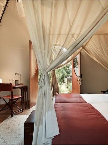 Gemütliches Schlafzimmer mit Tagesbett und zarten Vorhängen