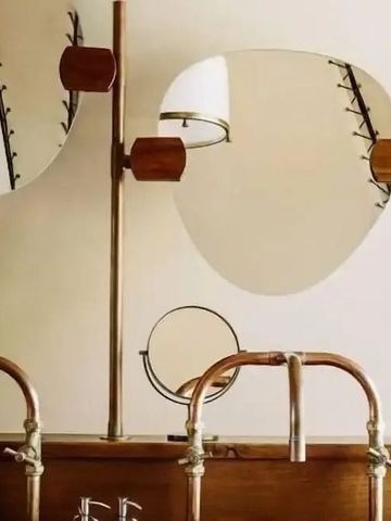 Stilvolles Badezimmer mit modernen Armaturen und großen Spiegeln