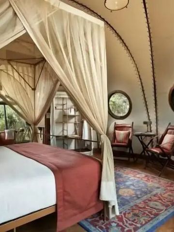 Geräumiges Schlafzimmer mit Baldachin und eleganter Einrichtung